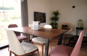 Moderne eetruimte bij Resort Gulpen 1 in Nederland met houten tafel, stoelen en sfeervolle decoratie.