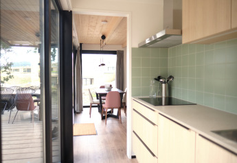 Lyst køkken og spisestue i Resort Gulpen 1 i Nederlandene med adgang til en udendørs terrasse.