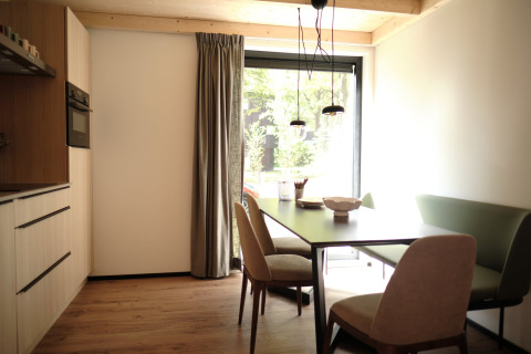Lichte moderne eetruimte met tafel en stoelen in een lodge van Resort Gulpen 6 in Nederland.