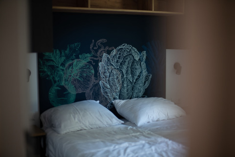 Twee aparte bedden met witte kussens en groenteachtergrond in Resort Gulpen 6 in Nederland.