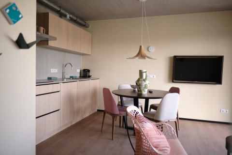 Moderne keuken en eetruimte van lodge bij Resort «Gulpen 5» in Nederland, stijlvol ingericht.