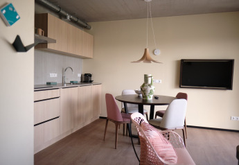 Moderne lodgekøkken og spiseområde med elegante møbler på Resort «Gulpen 5» i Nederlandene.