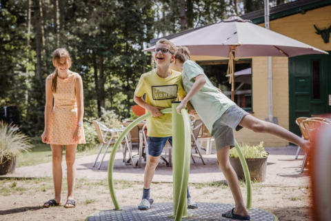 Jugando en el parque infantil - Camping Siësta - Vodatent - Wechelderzande, Amberes, Bélgica