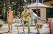 Jugando en el parque infantil - Camping Siësta - Vodatent - Wechelderzande, Amberes, Bélgica