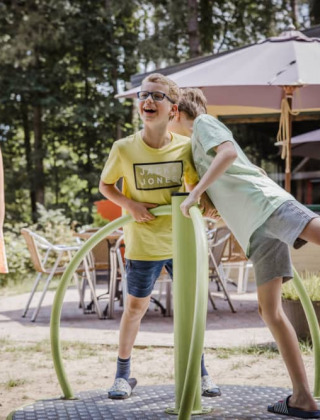 Jugando en el parque infantil - Camping Siësta - Vodatent - Wechelderzande, Amberes, Bélgica