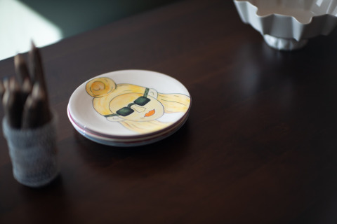 Bord met tekening van persoon met zonnebril op tafel in Resort ‘Gulpen 6’, Nederland.