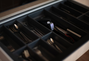 Cajón de cubiertos en Resort Gulpen 6, Países Bajos, con utensilios y cubiertos organizados.