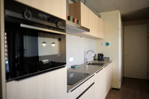 Cuisine moderne au Resort Gulpen 4 aux Pays-Bas, avec four, évier et machine à café.