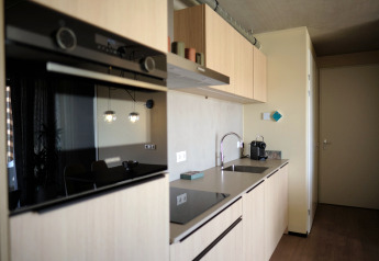 Cucina moderna al Resort Gulpen 4 nei Paesi Bassi, con forno, lavello e macchina da caffè.
