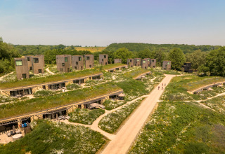 Vue aérienne du Resort Gulpen 4 aux Pays-Bas avec des lodges écologiques entourés de fleurs et de verdure