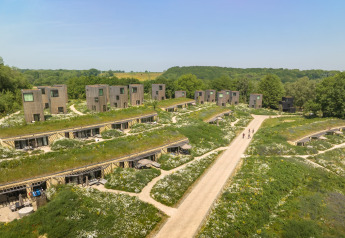 Luchtfoto van Resort Gulpen 4 in Nederland met lodges in een groene, bloemrijke omgeving