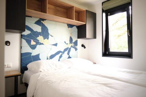 Chambre moderne du Resort Gulpen 8 aux Pays-Bas, avec deux lits simples et décoration murale design.