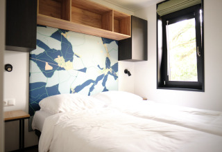 Chambre moderne du Resort Gulpen 8 aux Pays-Bas, avec deux lits simples et décoration murale design.