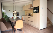 Cuisine et salle à manger modernes dans le lodge Resort Gulpen 7 aux Pays-Bas, décor bois clair.