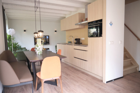 Cuisine et salle à manger modernes dans le lodge Resort Gulpen 7 aux Pays-Bas, décor bois clair.