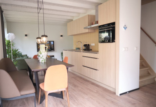 Cuisine et salle à manger modernes dans le lodge Resort Gulpen 7 aux Pays-Bas, décor bois clair.