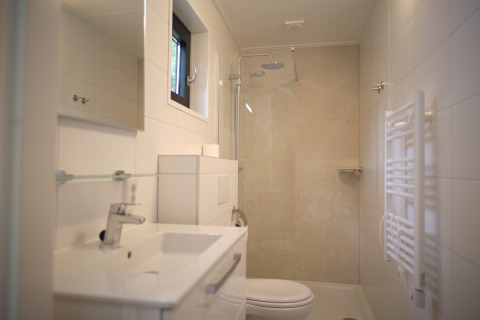 Salle de bains moderne au Resort Gulpen 7 aux Pays-Bas avec douche à l’italienne et porte-serviettes.