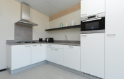 Cuisine moderne aux Sea Lodges « Bloemendaal 5 » aux Pays-Bas avec placards blancs et équipements modernes.