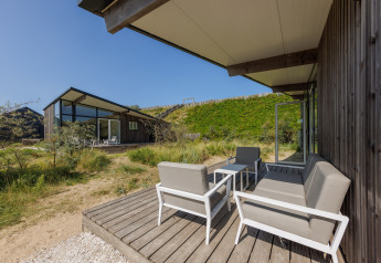 Terrasse extérieure moderne aux Sea Lodges «Bloemendaal 5» aux Pays-Bas, entourée d’un paysage naturel.
