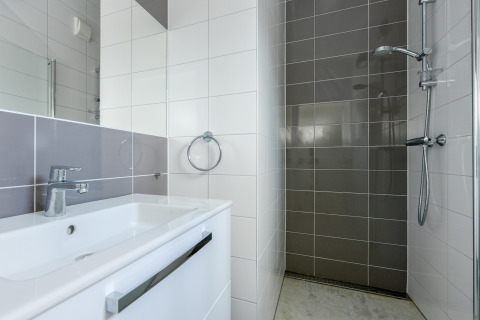 Moderne badkamer met witte lavabo, chroom kraan en inloopdouche in Sea Lodges «Bloemendaal 5», Nederland.