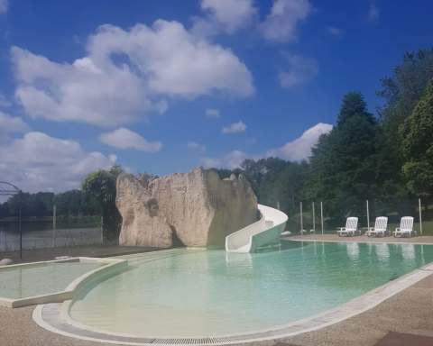 Schwimmbad mit Rutsche - Camping L_ Etruyere - Vodatent - La Tardière, Pays de la Loire, Frankreich