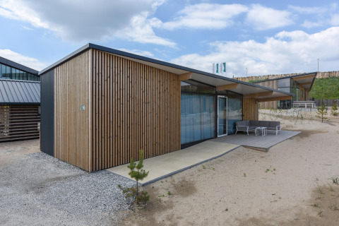 Moderne strandlodge Sea Lodges Bloemendaal 4 met houten gevel en terras in Nederland.