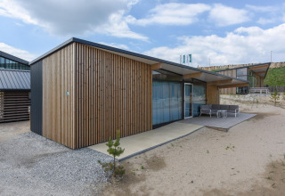 Moderne strandlodge Sea Lodges Bloemendaal 4 met houten gevel en terras in Nederland.