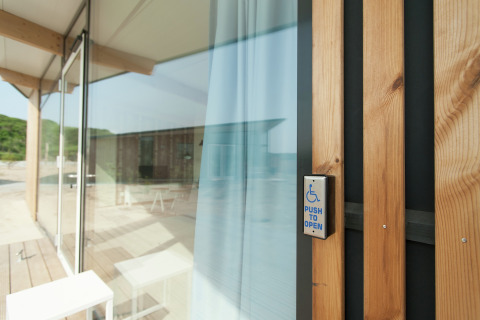 Toegankelijke ingang bij Sea Lodges Bloemendaal 4 in Nederland met automatische deurknop.
