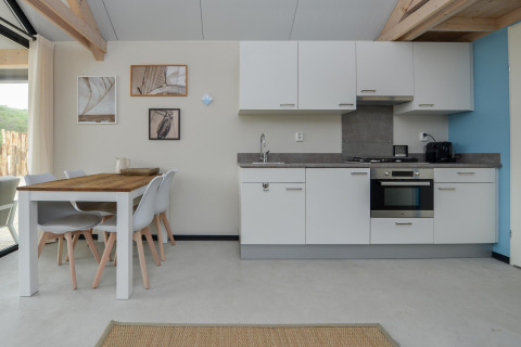 Moderne keuken en eetruimte in het strandhuis Sea Lodges Bloemendaal 2, Nederland, met lichte sfeer.