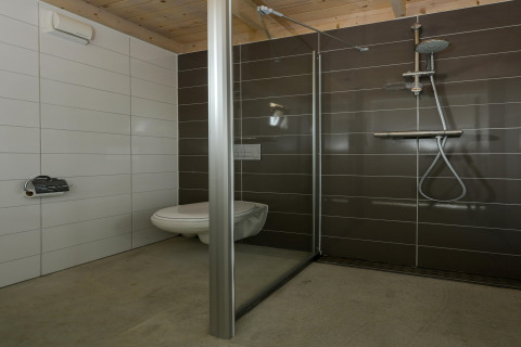 Moderne badkamer met zwevend toilet en douche bij Sea Lodges 'Bloemendaal 2', Nederland.