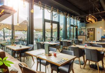 Helles, modernes Restaurant bei Sea Lodges Bloemendaal 2 in den Niederlanden mit stilvoller Einrichtung.