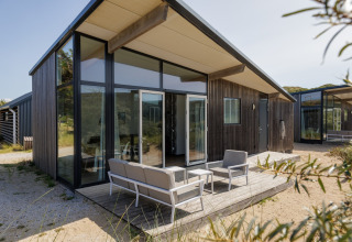 Lodge moderno Sea Lodges «Bloemendaal 1» en Países Bajos, con fachada de cristal y terraza exterior.