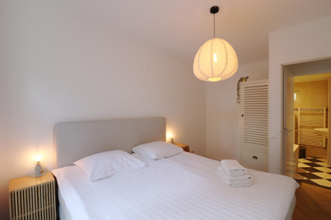 Moderne, hyggelig soveværelse på Wellnes suite lodge i Holland med dobbeltseng og udsigt til badeværelse.