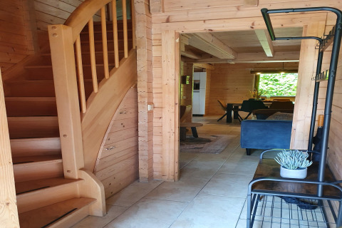 Ingang van 6-persoons luxe bosvilla Casa Madeira in Nederland met houten interieur en trap.