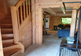 Entrada a villa forestal de lujo para 6 personas Casa Madeira en Países Bajos con interior de madera.