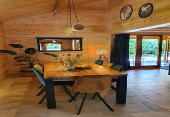 Eethoek in de luxe bosvilla Casa Madeira met houten wanden en moderne inrichting in Nederland.