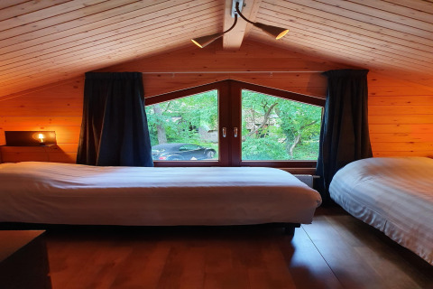 Chambre dans la villa forestière de luxe Casa Madeira aux Pays-Bas, avec deux lits simples.