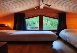 Schlafzimmer in der Luxus-Waldvilla Casa Madeira in den Niederlanden mit zwei Einzelbetten.