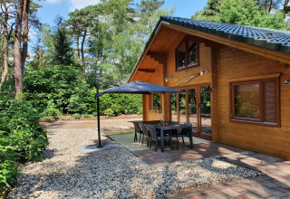 Terrasse extérieure du chalet Casa Madeira pour 6 personnes aux Pays-Bas, entourée de forêt