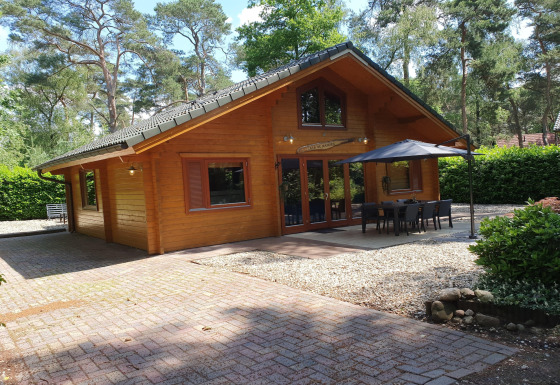 Chalet de luxe en forêt Casa Madeira pour 6 personnes, terrasse, salon de jardin et parasol inclus.