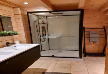 Modern houten badkamerinterieur met ruime glazen douche en dubbele lavabo in Casa Madeira, Nederland.
