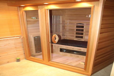 Moderne indoor sauna met houten panelen en glazen deur in Casa Madeira luxe villa, Nederland.