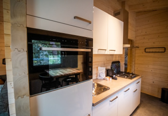 Cuisine moderne d’un lodge bien-être pour 4 personnes aux Pays-Bas, équipée d’un four et d’un évier.