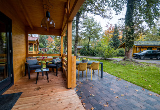 Terraza exterior y zona de comedor de una cabaña wellness para 4 personas rodeada de naturaleza en Países Bajos.