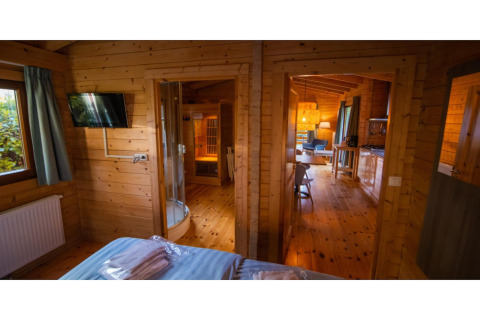 Interiørbillede af en 2-personers wellness lodge i Holland med sauna, soveværelse og stue.