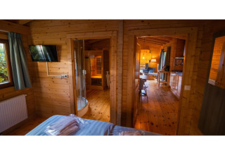 Interiørbillede af en 2-personers wellness lodge i Holland med sauna, soveværelse og stue.