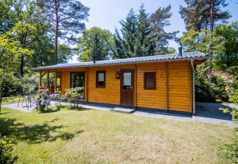 Kleine houten wellness lodge voor 2 personen midden in het groen, gelegen in Nederland.