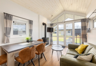 Luminoso soggiorno e zona pranzo in una tiny house moderna presso Holiday park Tolplas 19, Paesi Bassi.