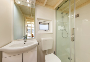 Modernes, kompaktes Badezimmer im Holiday park «Tolplas 19» in den Niederlanden mit Dusche, WC und Waschbecken.