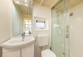 Modernes, kompaktes Badezimmer im Holiday park «Tolplas 19» in den Niederlanden mit Dusche, WC und Waschbecken.